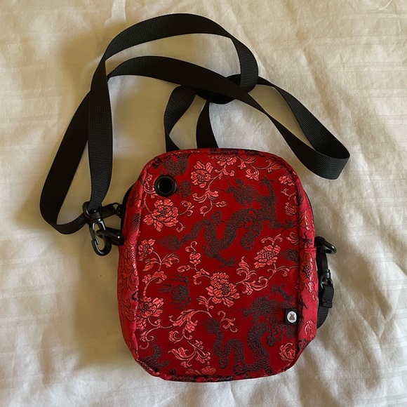 Stunning BUM bag red oriental print Y2K - Picture 2 of 4